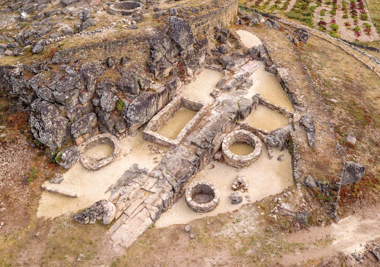 Cabanas circulares e rectangulares escavadas, coa rúa central sobre o afloramento granítico