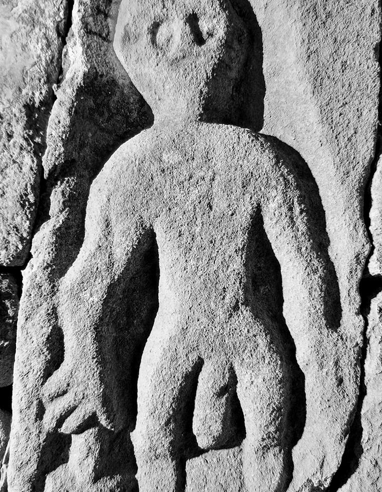 Altorrelevo dunha figura antropomorfa prerromana que empuña un martelo