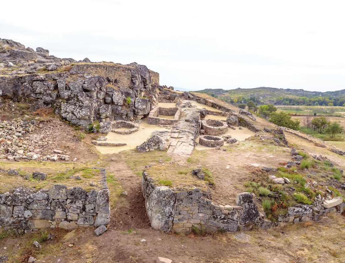 Interrupción da muralla apoiada en dúas grandes rochas verticais que fan de xambas