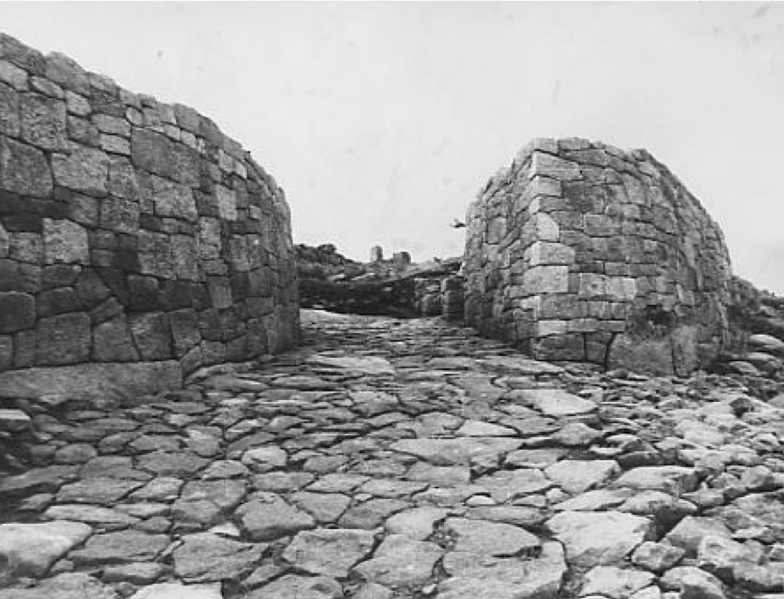 Fotografía histórica en branco e negro da porta norte tras a súa reconstrución